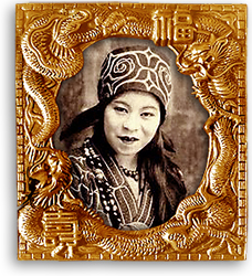 Porträttfoto av kinesisk kvinna i en ram med drakar på