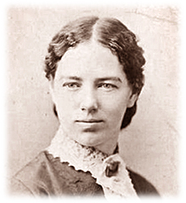 Porträttfoto av Clara med en spetshalsduk och brosch