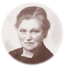 Porträttfoto av Elin Engström på äldre dar, hon har grå strimmor i håret och ser rakt in i kameran