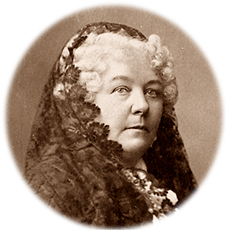 Porträttfoto av Elizabeth Cady Stanton med den typiska spetssjalen på huvudet