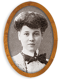 Porträttfoto av Ellen Lanquist i oval träram