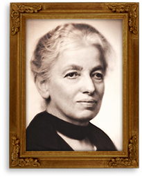Porträttfoto av äldre Gerda Meyerson i en träram. Hon tittar snett åt höger
