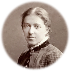 Porträttfoto av Gertrude Guillaume-Schack som tittar in i kameran