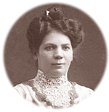 Porträttfoto av Ida Aalle i unga dar med håret uppsatt och höghalsad spetsblus