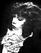 Porträttfoto av June Tarpé Mills med katten Peri-Purr