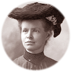 Porträttfoto av Nettie Stevens i bred hatt och höghalsad blus