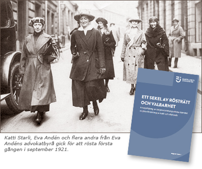 Foto av fem kvinnor som går på en gata och inklippt bredvid dem rapporten från Jämställdhetsmyndigheten. Bildtext: Katti Starli, Eva Andén och flera andra från Eva Andéns advokatbyrå gick för att rösta första gången i september 1921.