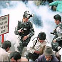 Militären använder tårgas mot strejkande