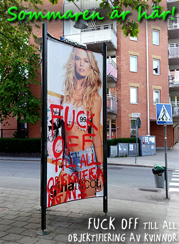 Bild av överklottrad reklampelare med H&M-reklam, överst står texten "Sommaren är här!", klottrat står: FUCK OFF till all objektifiering av kvinnor