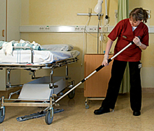 Kvinna som städar en sjukhussal
