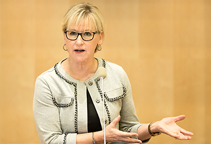 Foto av utrikesminister Margot Wallström i halvfigur. Hon gestikulerar med händerna och pratar.