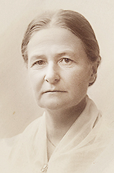 Porträttfoto av Anna Bugge Wicksell iförd en luftig sjal