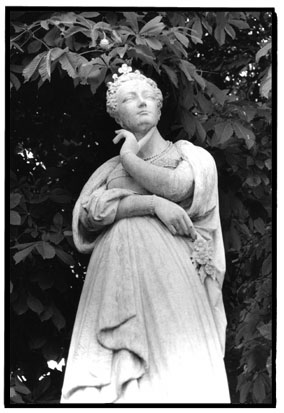Staty av kvinna i Jardin de Luxembourg, Paris