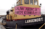 Båt med banderoll som kräver legala aborter