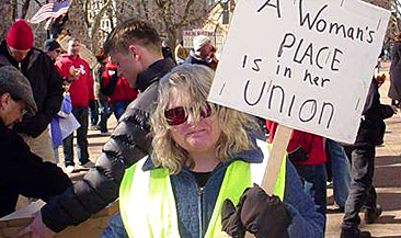 Kvinna med ett plakat där det står: A Woman's PLACE is in her UNION