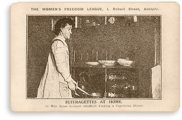 Foto av en kvinna framför spisen och texter om Women's Freedom League - Suffragettes at Home, och underst: Miss Agnes Leonard (Sheffield)  Cooking a Vegetarian Dinner.