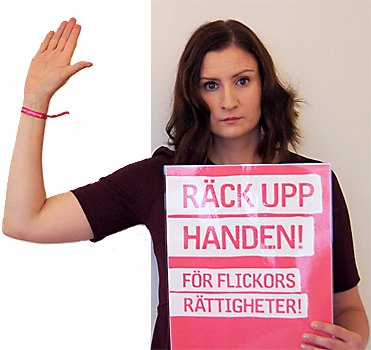Birgitta Ohlsson (FP) räcker upp hande, medan hon i andra handen håller en skylt med texten "Räck upp handen för flickors rättigheter!"