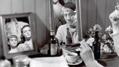 Fotografi ur filmen "Törst"  av kvinna framför en spegel