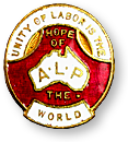 Gammaldags rockmärke i vitt, guld och rött med texten Unity of Labor  is the Hope of the World, och ALP