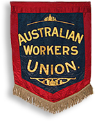 Banderoll i rött, guld och svart med en frans nedtill och texten: Australian Workers Union