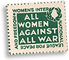 Litet grön-vitt märke typ frimärke som det står All Women Against All War och lite annat på