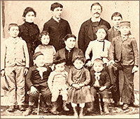 Foto av familjen Genoni som sitter och står i tre rader