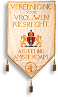 Banderoll för Vereeniging voor Vrouwenkiesrecht, afdeeling Amsterdam. Unders anas IWSA symbol med en stående kvinna