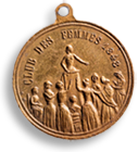 Medaljong med relief av kvinnor på möte och runt står texten: Club des Femmes 1848