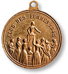 Medaljong med relief av kvinnor på möte och runt står texten: Club des Femmes 1848