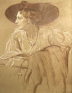 Porträtt av sittande kvinna med hatt och pärlhalsband